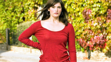 Картинка девушки gemma+arterton шатенка кусты