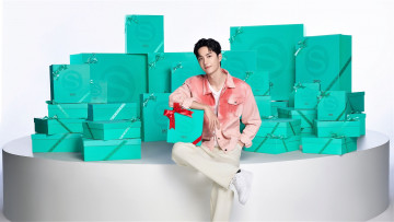 Картинка мужчины wang+yi+bo улыбка помост подарки коробки