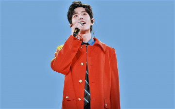 Картинка мужчины xiao+zhan актер певец микрофон пальто