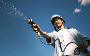 Картинка мужчины xiao+zhan актер шланг вода рубашка шлем небо