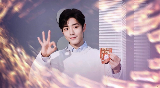 Обои картинки фото мужчины, xiao zhan, актер, жест, пакетик