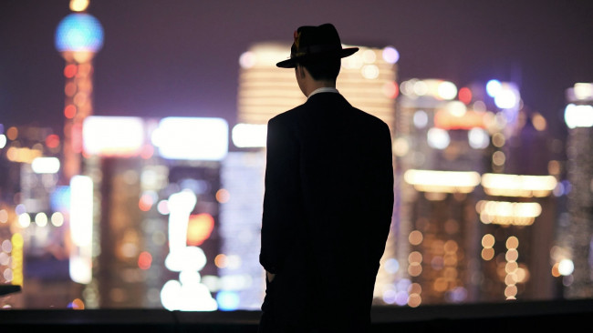 Обои картинки фото мужчины, wang yi bo, костюм, шляпа, город, огни