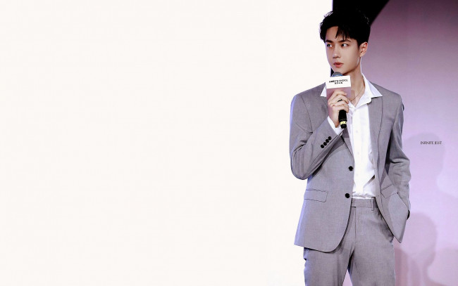 Обои картинки фото мужчины, wang yi bo, артист, костюм, микрофон