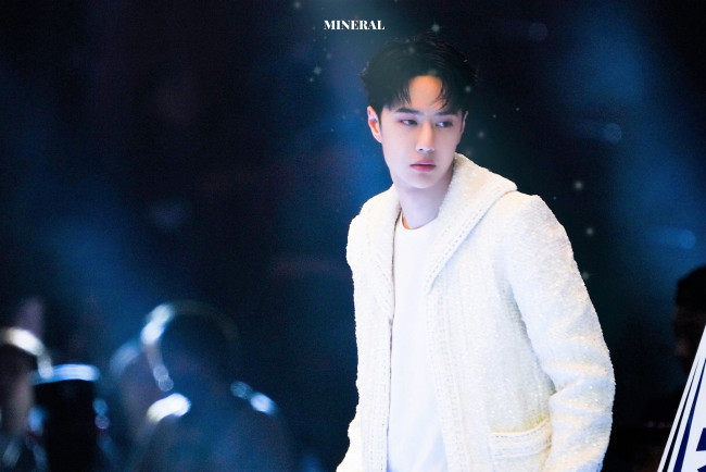 Обои картинки фото мужчины, wang yi bo, актер, певец, сцена