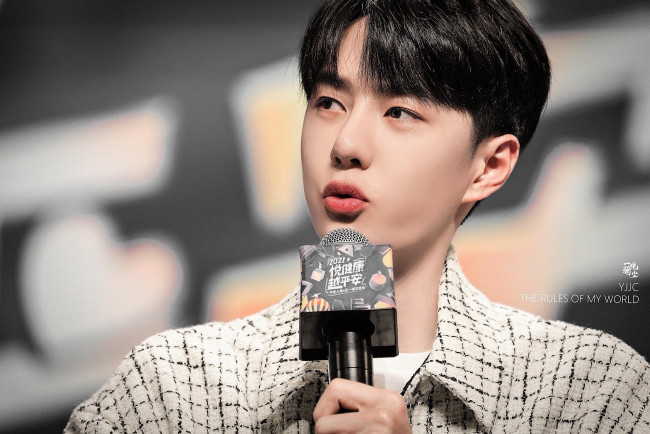 Обои картинки фото мужчины, wang yi bo, лицо, микрофон