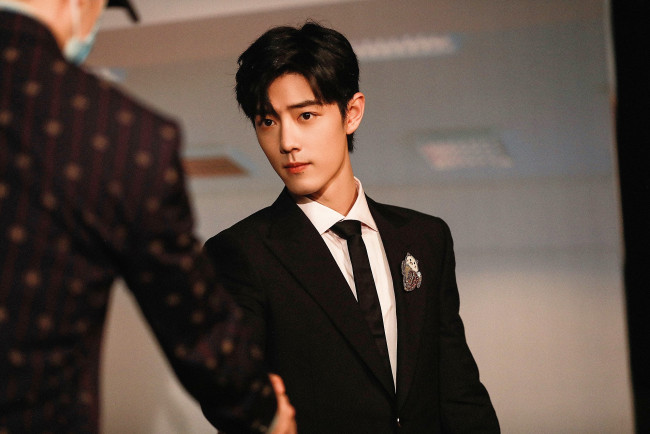 Обои картинки фото мужчины, xiao zhan, актер, костюм, рукопожатие