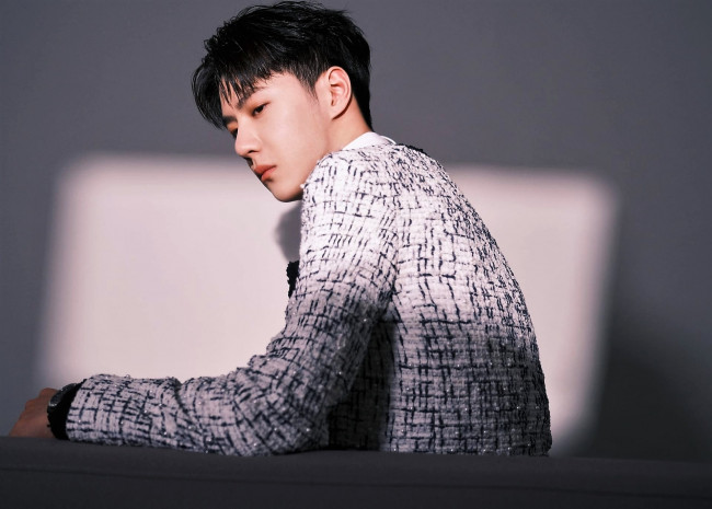 Обои картинки фото мужчины, wang yi bo, актер, певец, кресло