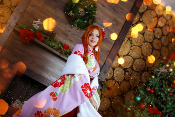 Картинка девушки mari+aisu образ косплей наряд костюм кимоно новый год украшения ёлка камин бревна