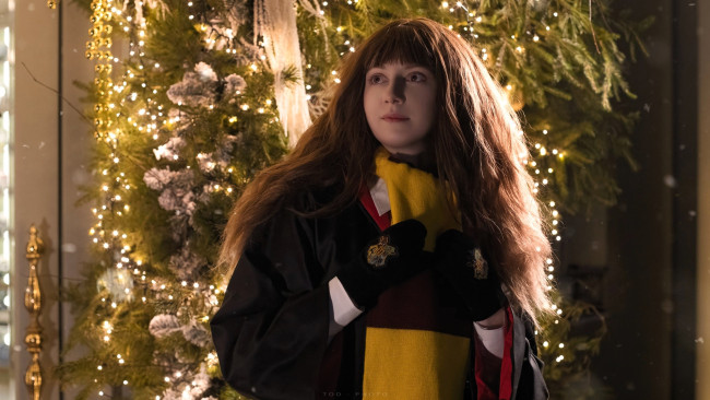 Обои картинки фото девушки, tomka violea, образ, косплей, наряд, костюм, гермиона, шарф, варежки, огни, новый, год, ёлка