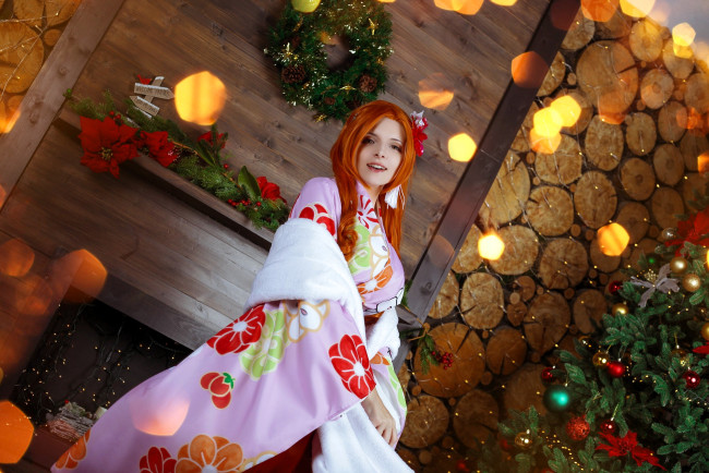 Обои картинки фото девушки, mari aisu, образ, косплей, наряд, костюм, кимоно, новый, год, украшения, ёлка, камин, бревна