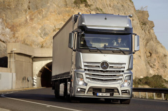 Картинка автомобили mercedes trucks тент economical-3 most mercedes-benz-actros фура грузовик дорога новый тягач горы тунель