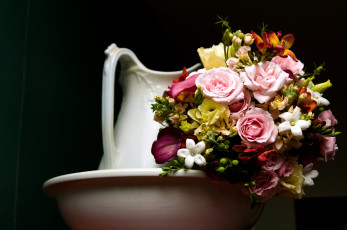 Картинка цветы букеты композиции эустома каллы кувшин розы