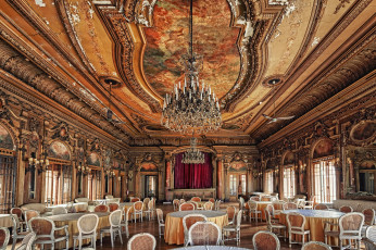 Картинка интерьер дворцы музеи упадок люстра стулья столы сцена зал