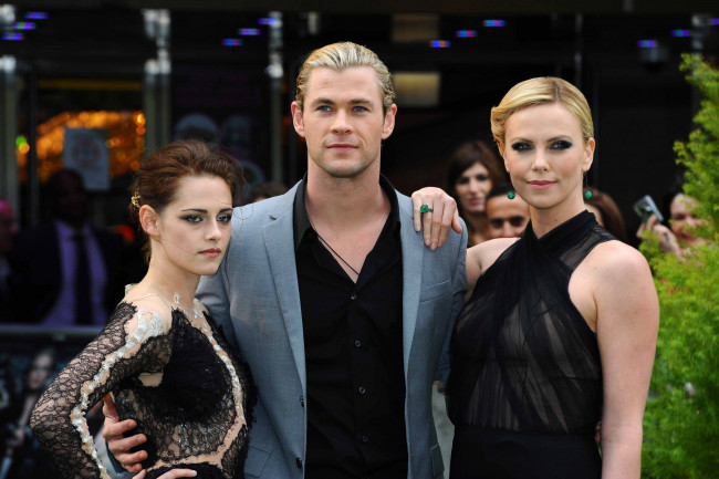 Обои картинки фото stewart, hemsworth, und, theron, разное, знаменитости, шарлиз, терон, крис, хемсворт, кристен, стюарт