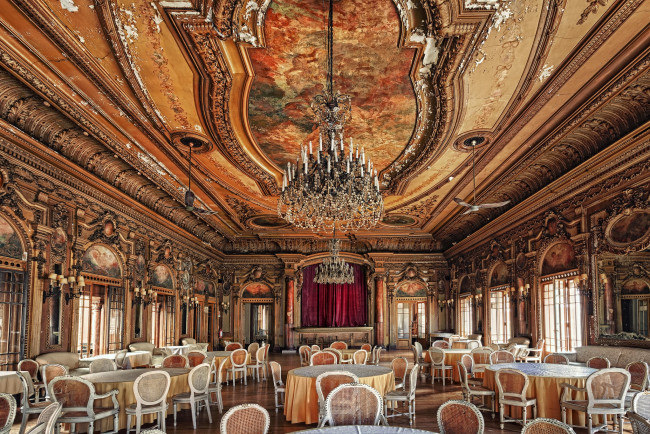 Обои картинки фото интерьер, дворцы, музеи, упадок, люстра, стулья, столы, сцена, зал