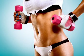 Картинка девушки -unsort+ женские+прелести перчатки торс гантели маникюр пот тело капли