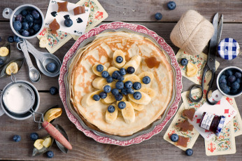 Картинка еда блины +оладьи натюрморт карты бананы ножницы ягоды черника