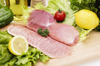 Картинка еда мясные+блюда мясо отбивные помидор лимон зелень