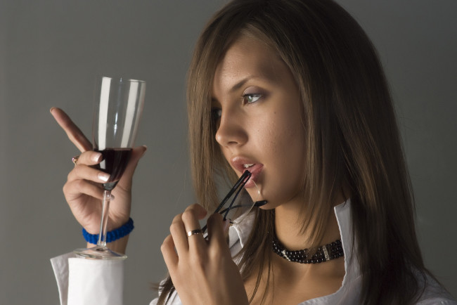 Обои картинки фото девушки, -unsort , лица,  портреты, фужер, очки