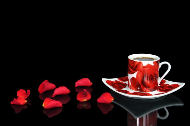 Обои картинки фото еда, кофе,  кофейные зёрна, блюдце, чашка, лепестки