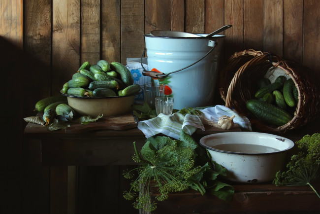 Обои картинки фото еда, огурцы, соль, чеснок, засолка, миска, укроп, ведро, консервация
