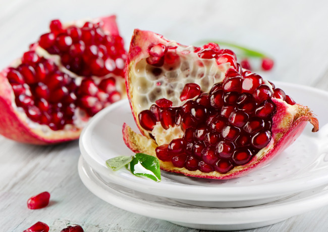 Обои картинки фото еда, гранат, зёрна, тарелки