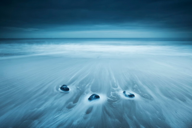 Обои картинки фото природа, моря, океаны, flatline, камни, прибой, горизонт