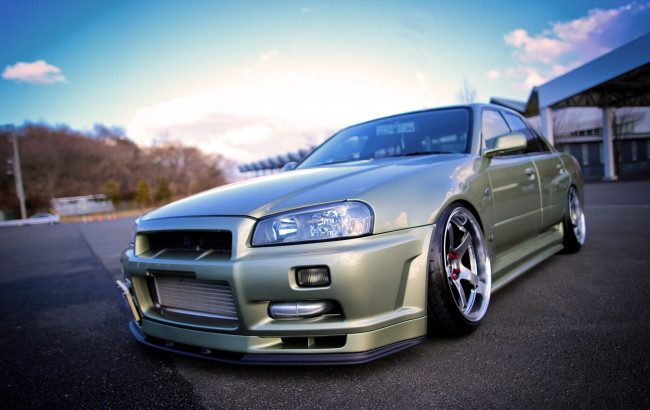 Обои картинки фото автомобили, nissan, datsun, светлый, тюнинг, площадка, ниссан