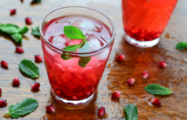 Обои картинки фото еда, напитки,  коктейль, напиток, лимонад, гранат, мята, зерна