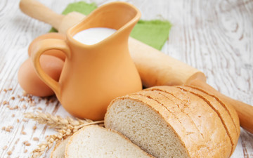 Картинка еда разное яйца молоко хлеб скалка