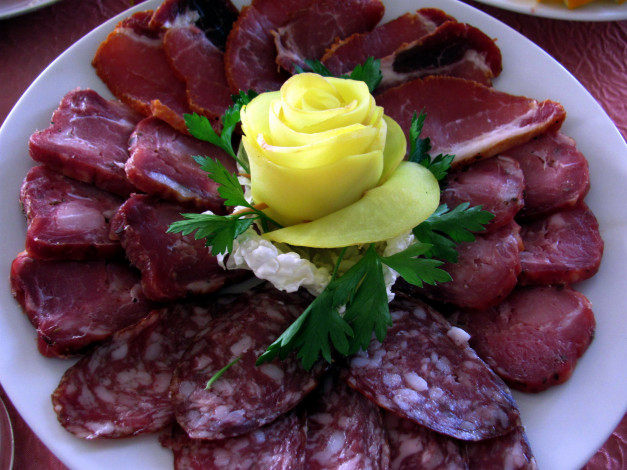 Обои картинки фото еда, колбасные изделия, петрушка, ветчина, колбаса