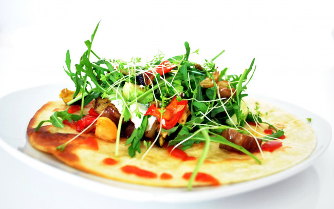 Обои картинки фото еда, салаты,  закуски, лепешка, салат, овощи, зелень