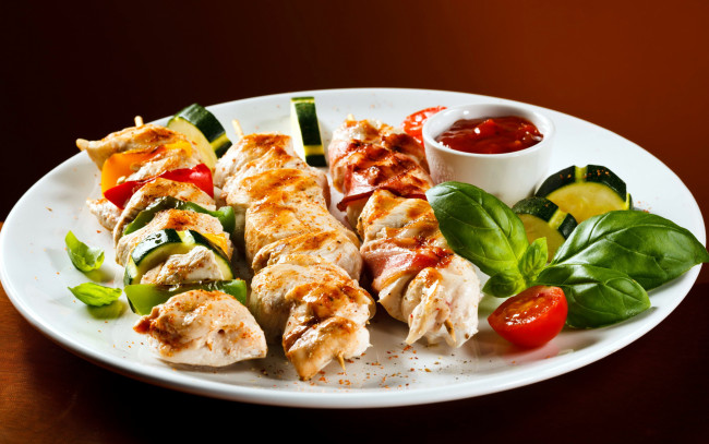 Обои картинки фото еда, шашлык,  барбекю, базилик, соус, мясо, помидоры, цуккини, перец