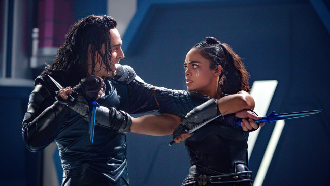 Обои картинки фото thor,  ragnarok, кино фильмы,  ragnar&, 246, тор, рагнарек, кадры, из, фильма, том, хиддлстон, тесса, томпсон, фантастика, фэнтези, боевик, комедия, loki, valkyrie