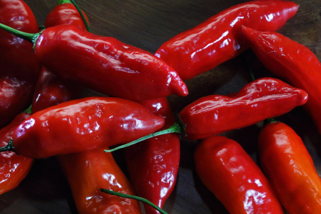 Обои картинки фото еда, перец, острый, стручки