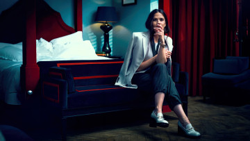 Картинка hayley+atwell девушки брюнетка жакет кровать