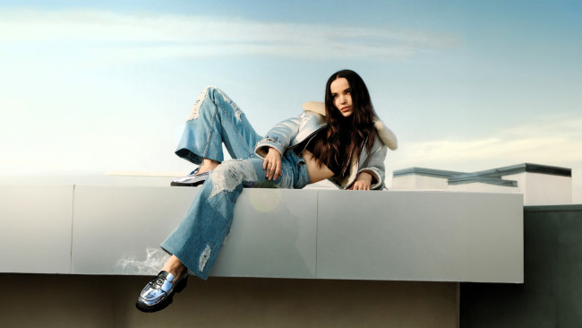 Обои картинки фото девушки, dove cameron, шатенка, куртка, джинсы, парапет