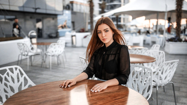 Обои картинки фото девушки, - рыжеволосые и разноцветные, рыжая, блузка, кафе, стол, стулья