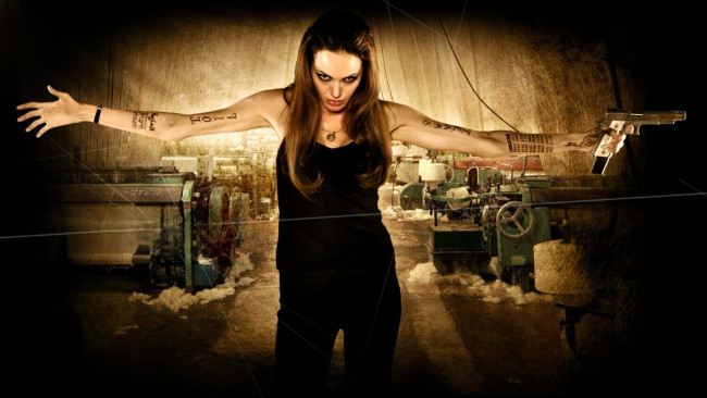 Обои картинки фото кино фильмы, wanted, девушка, тату, пистолет, станки