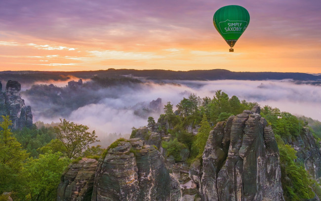 Обои картинки фото авиация, воздушные шары дирижабли, небо, воздушный, шар, полет, облака, горы
