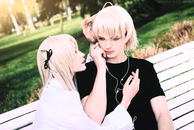 Обои картинки фото девушки, tenletters, образы, косплей, пара, наушники, скамейка