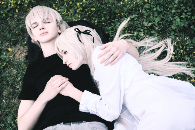 Обои картинки фото девушки, tenletters, образы, косплей, пара, наушники, трава