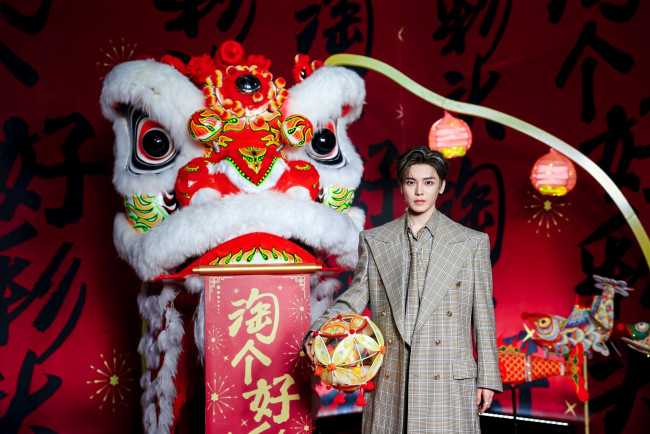 Обои картинки фото мужчины, hou ming hao, актер, пальто, шар, дракон, фонарики