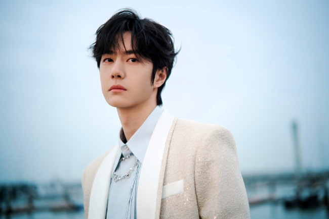 Обои картинки фото мужчины, wang yi bo, актер, пиджак, небо