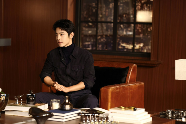 Обои картинки фото мужчины, xiao zhan, актер, рубашка, кресло, стол