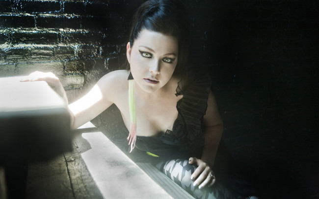 Обои картинки фото музыка, evanescence, декольте