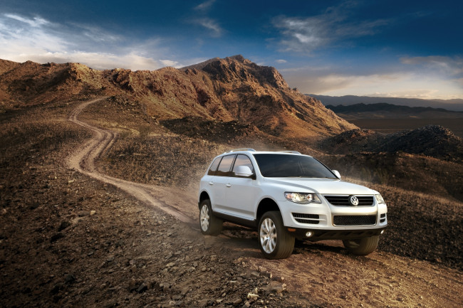 Обои картинки фото автомобили, volkswagen, внедорожник, touareg, горы, небо, фон