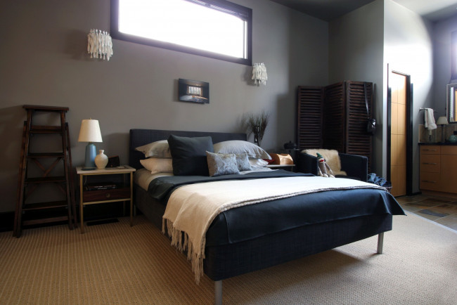 Обои картинки фото интерьер, спальня, ширма, светильники, кровать, подушки