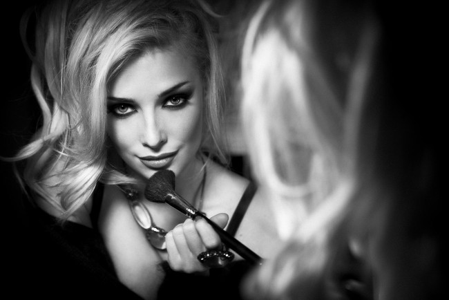 Обои картинки фото Татьяна Котова, девушки, макияж, кисть