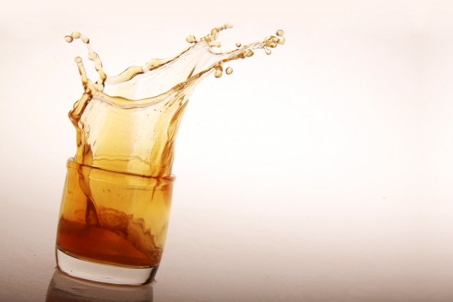 Обои картинки фото еда, напитки, брызги, виски, стакан